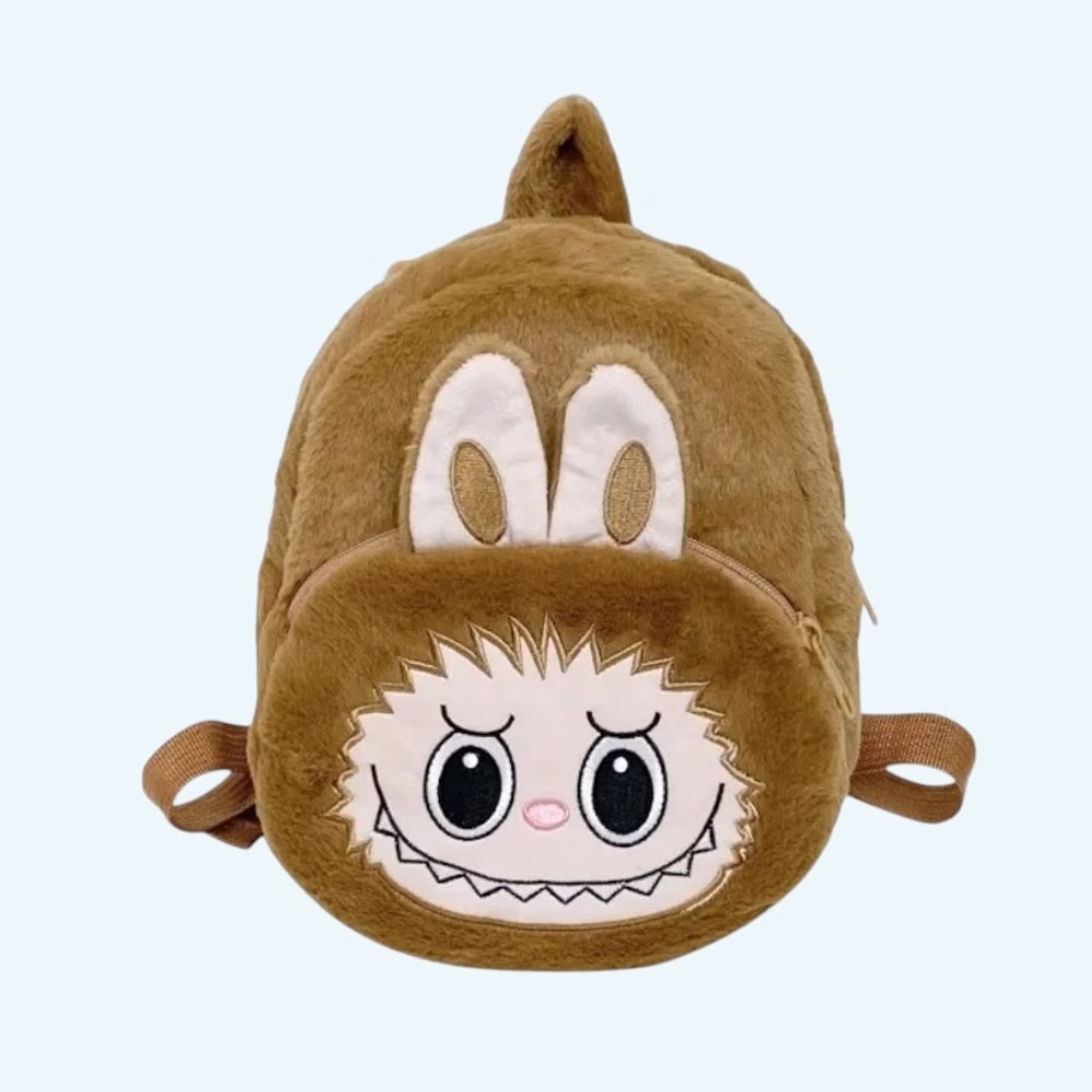 Img_07_2025_Sac_A_Dos_Style_Labubu_En_Peluche_3.Jpg Labubu-style plush backpack in beige with ears sticking out above the front pocket. On light blue background