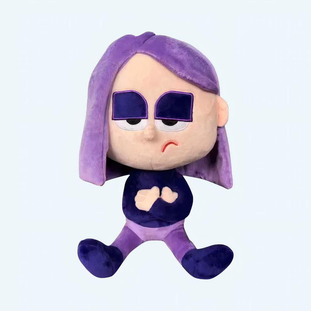 Img_22_07_25_Peluche_Duolingo_Lily_1.Jpeg Duolingo plush Lily sitting with a disenchanted expression, soft purple hair and pants, knowing eyes. A perfect companion for kids’ daily language routines.