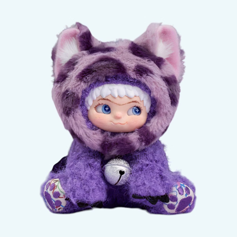 Img_08_09_25_Peluche_Wakuku_Purple_Kool_Panther_05-Photoroom.jpg A Wakuku plush – Purple Kool Panther in purple with large ears, a bell around its neck and looking to the side, on a solid light blue background.